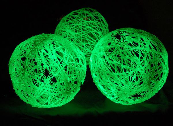 Glow in the Dark Spider Balls - Craft Fiesta #HalloweenCrafts
